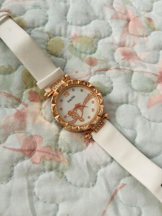 Reloj Inschic blanco y dorado precioso y veraniego