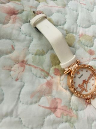 Reloj Inschic blanco y dorado precioso y veraniego
