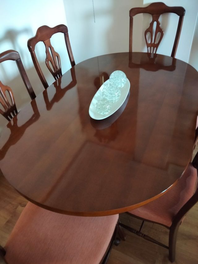 Mesa de comedor de madera
