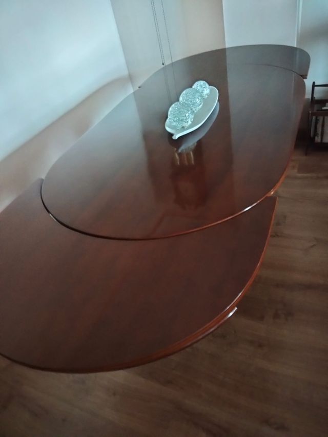 Mesa de comedor de madera