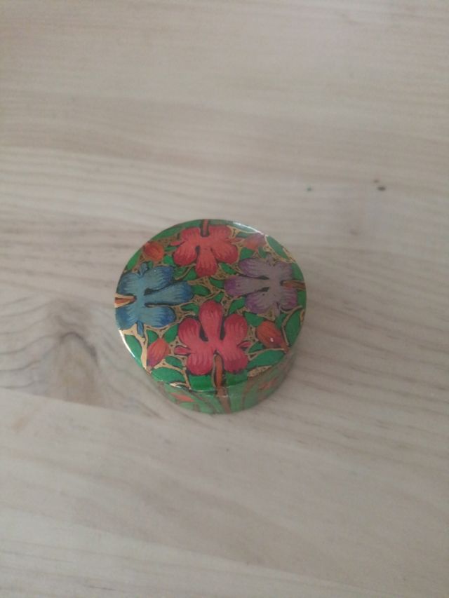 Cajita papel maché pintada a mano