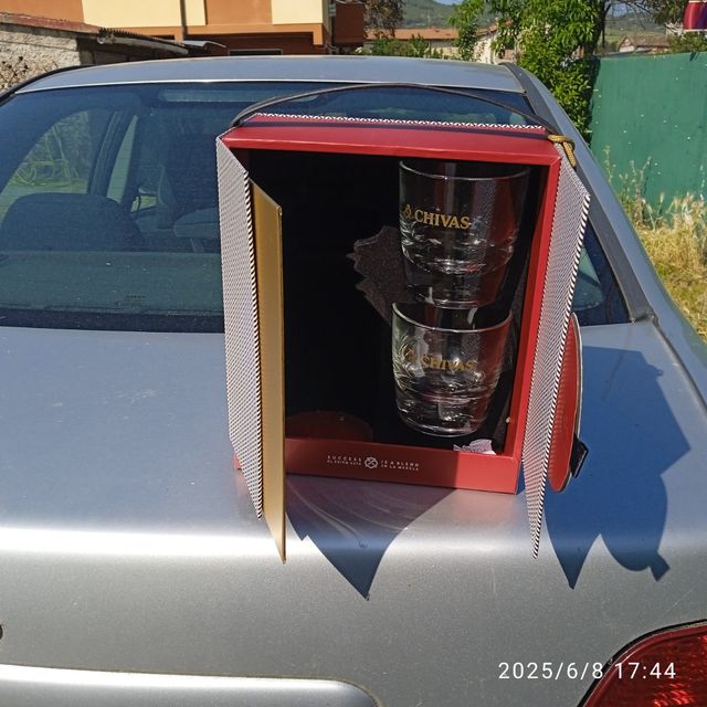 Chivas Regal: caja + 2 vasos