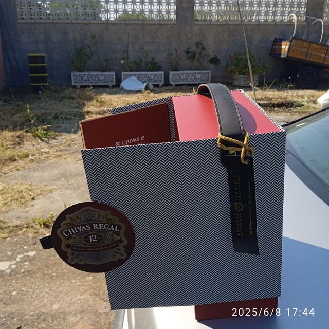 Chivas Regal: caja + 2 vasos