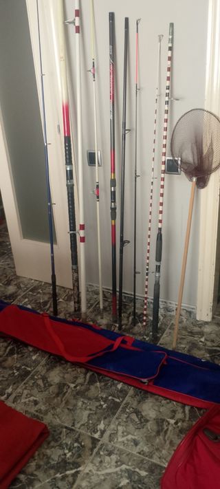 Cañas, carretes y cesta pesca