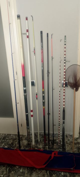Cañas, carretes y cesta pesca