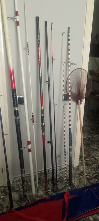 Cañas, carretes y cesta pesca