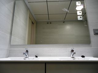 Eleva baño compacto