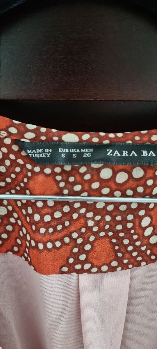 Vestido midi de verano de Zara.