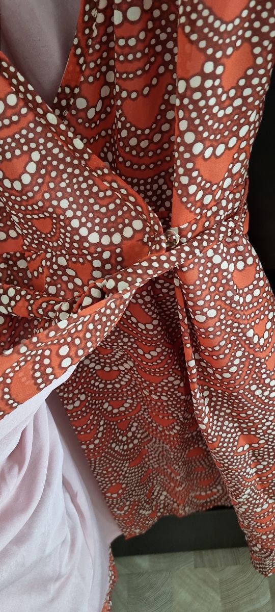 Vestido midi de verano de Zara.