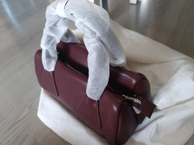 Bolso mano con cadena para bandolera granate