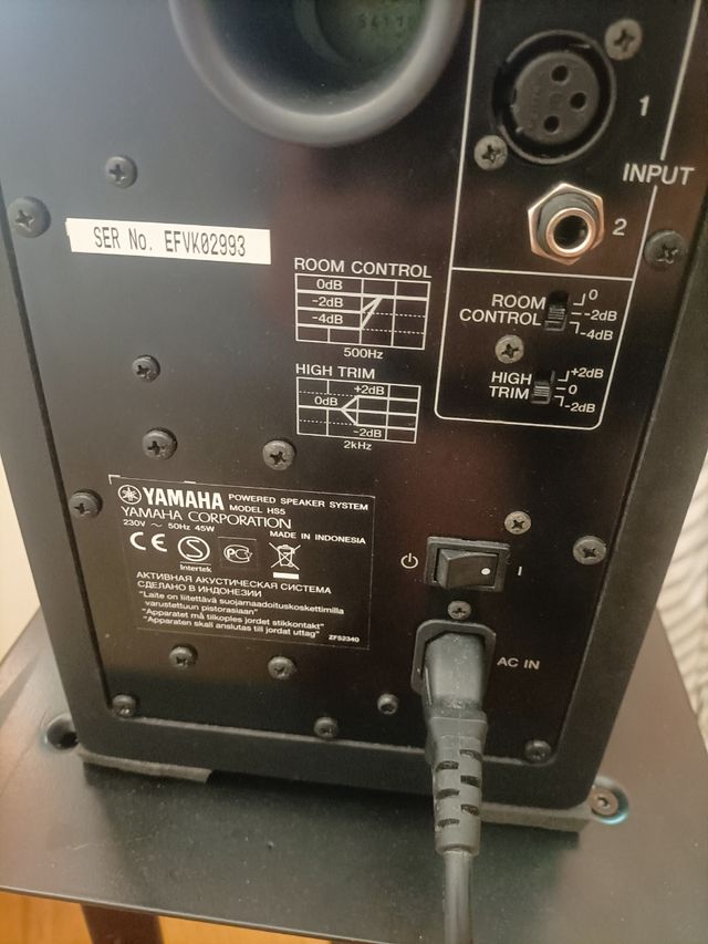 Coluna Yamaha HS5 c/ Suporte