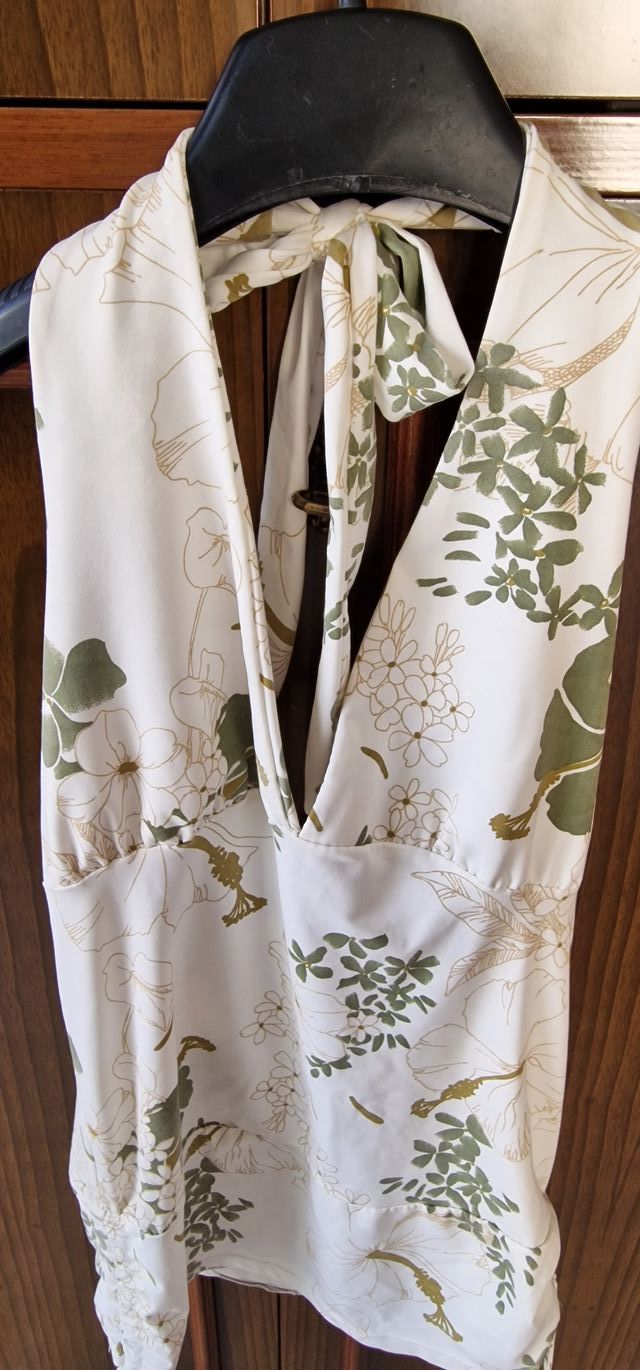 Top estivo schiena scoperta con fiori verde-oro