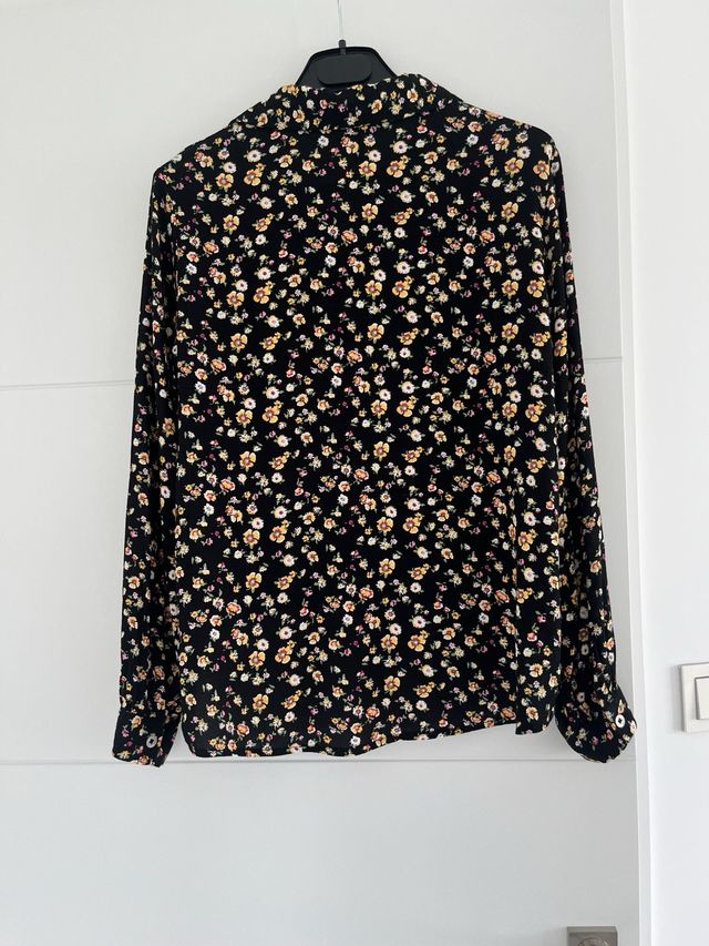 Camisa negra flores