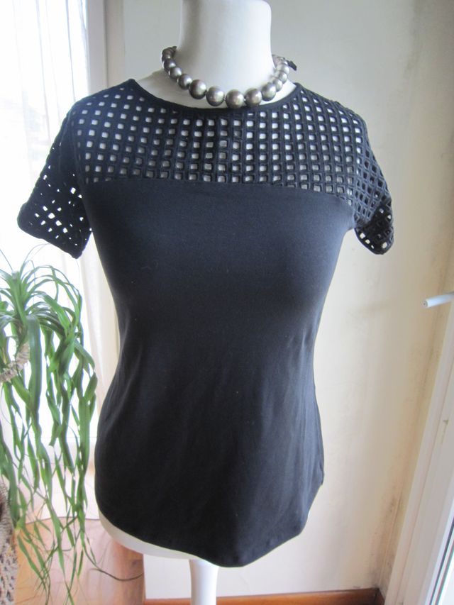 Top nero parzialmente traforato L