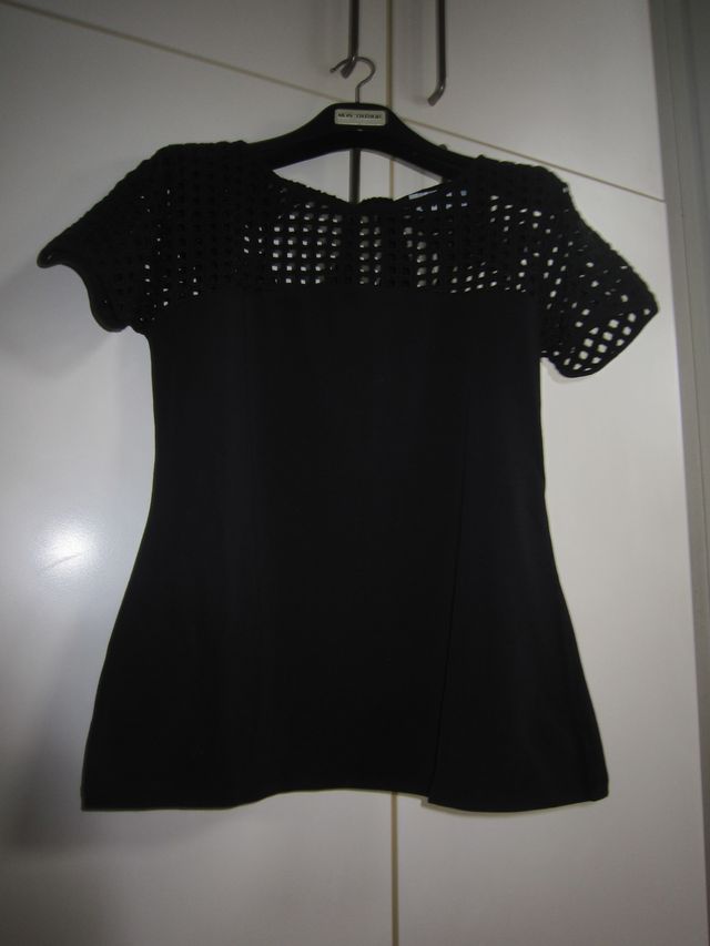 Top nero parzialmente traforato L