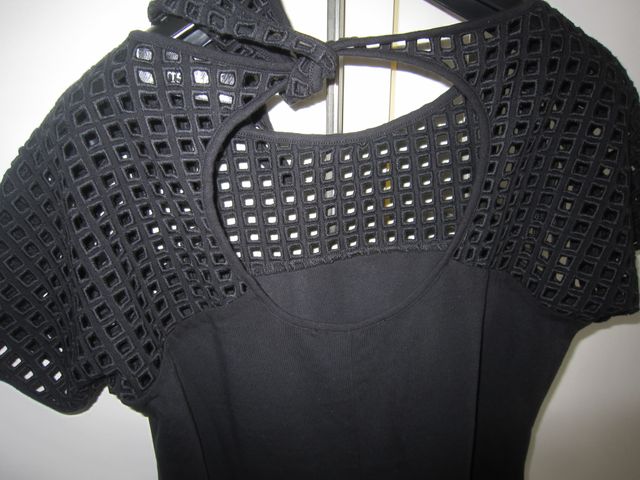 Top nero parzialmente traforato L