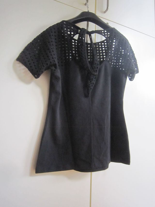 Top nero parzialmente traforato L