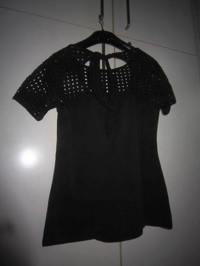 Top nero parzialmente traforato L