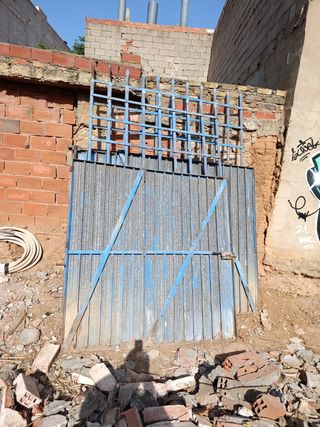 2 Portones metálicos azules