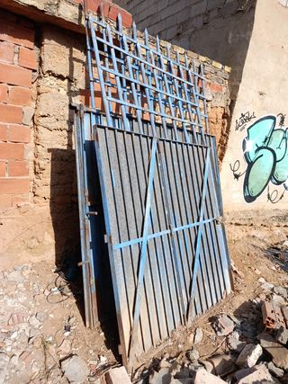 2 Portones metálicos azules