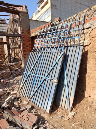 2 Portones metálicos azules