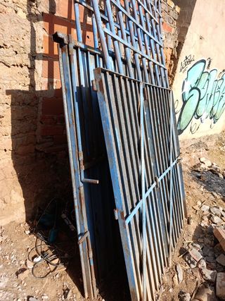 2 Portones metálicos azules