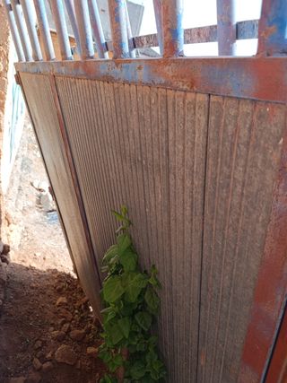 2 Portones metálicos azules