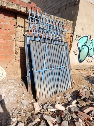 2 Portones metálicos azules