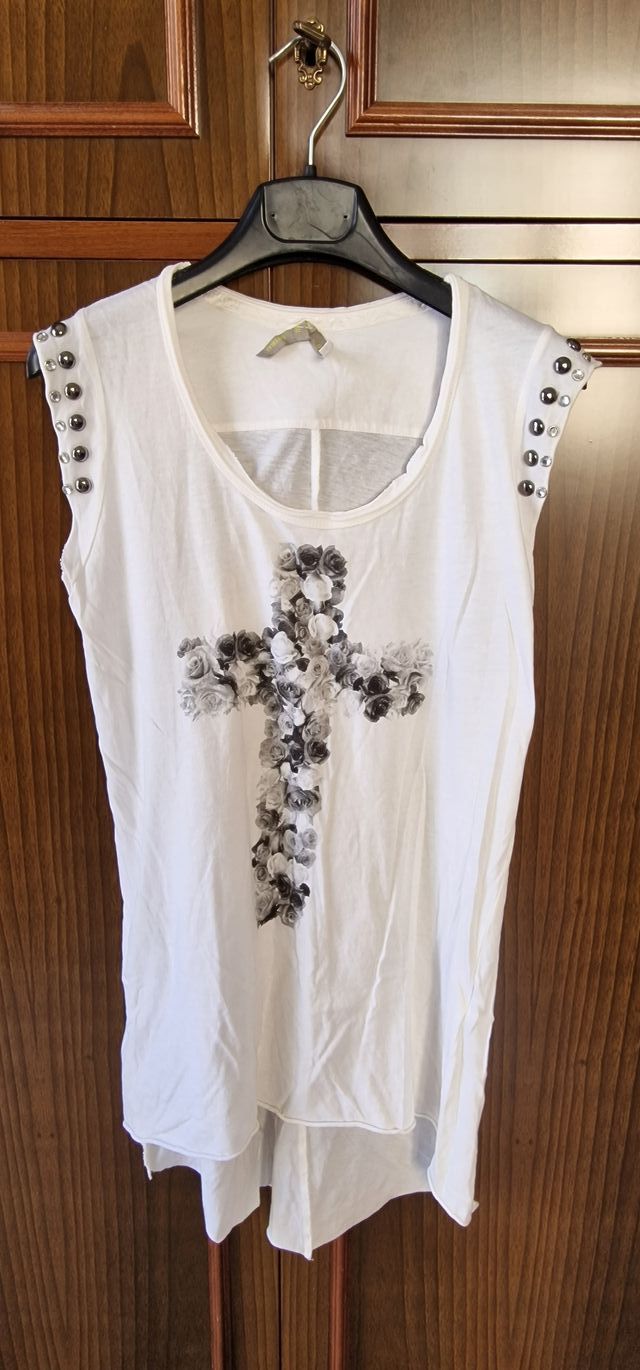 Maglietta bianca con croce floreale