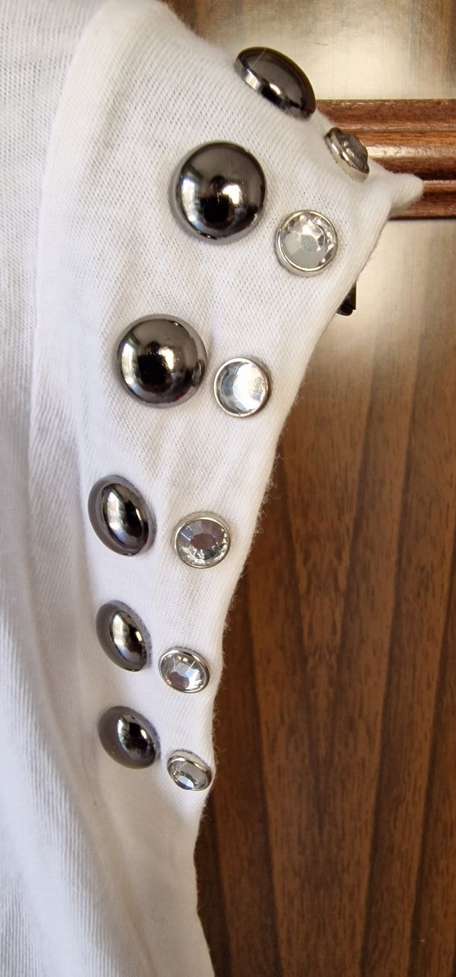 Maglietta bianca con croce floreale