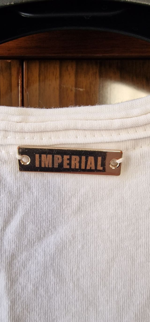 Maglietta bianca con croce floreale