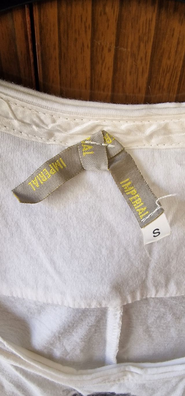 Maglietta bianca con croce floreale