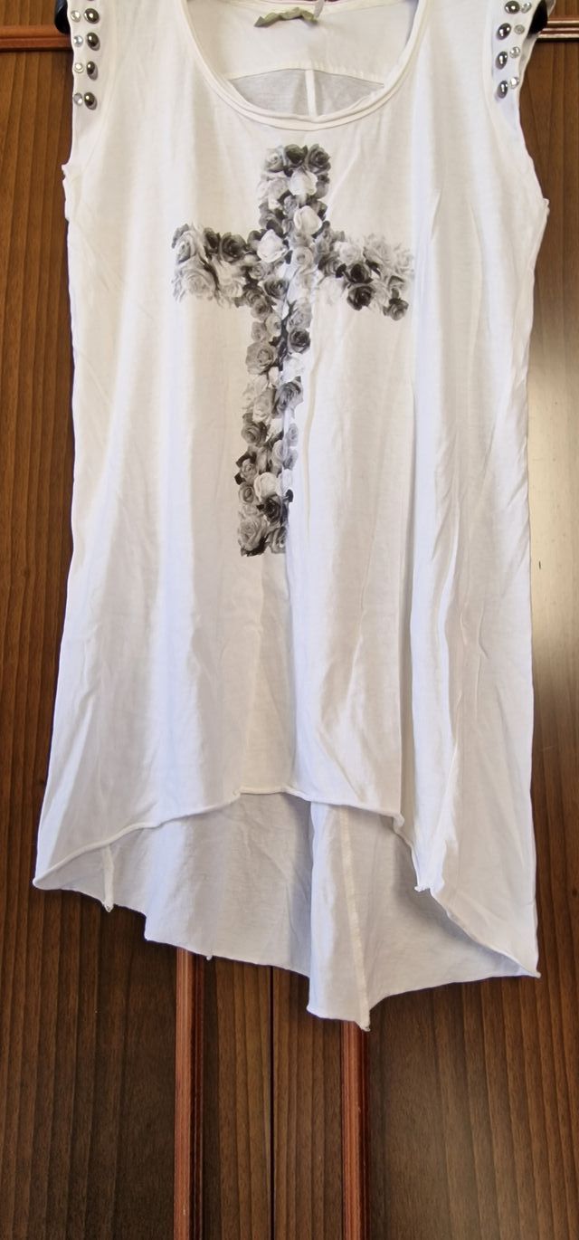 Maglietta bianca con croce floreale