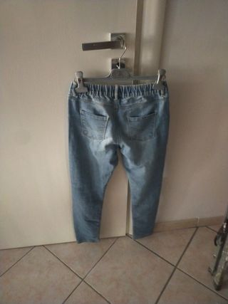 Jeans strappati ragazza