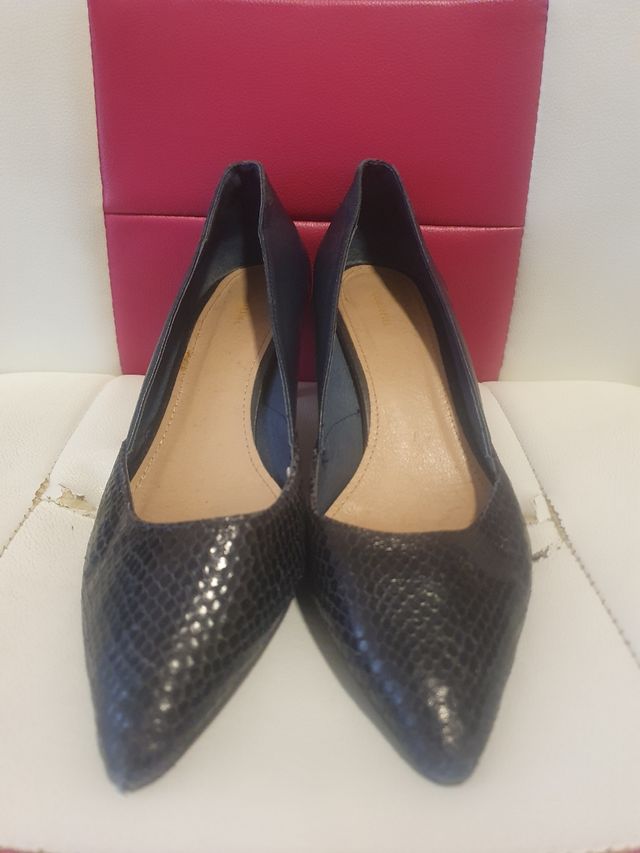 Tacones azul marino oscuros.