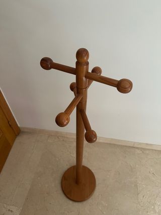 Perchero de  pie de madera cerezo 