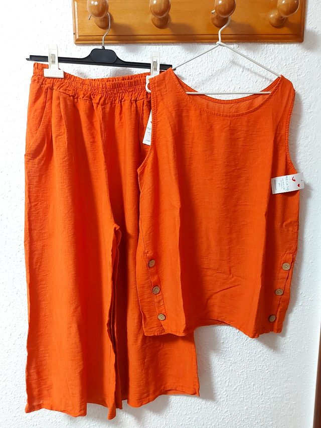 Conjunto de camiseta y pantalón.