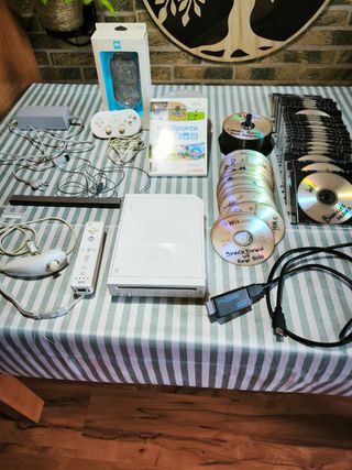 Wii + 2 mandos + 75 juegos
Modelo especial.