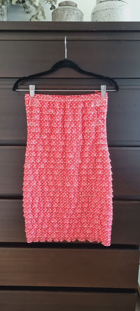 Falda con lunares y volantes color coral de Zara.