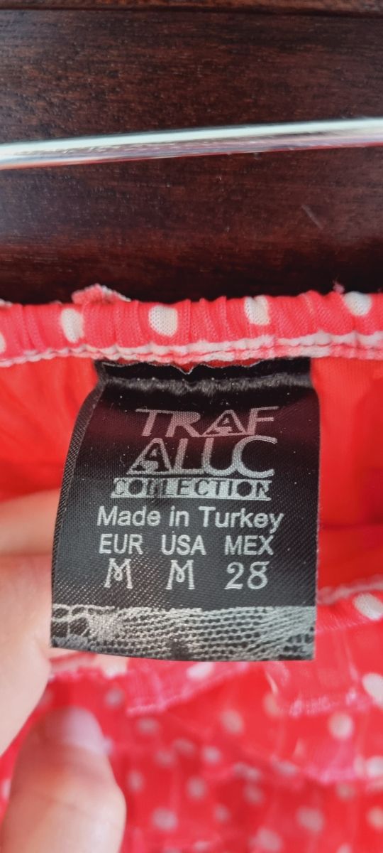 Falda con lunares y volantes color coral de Zara.