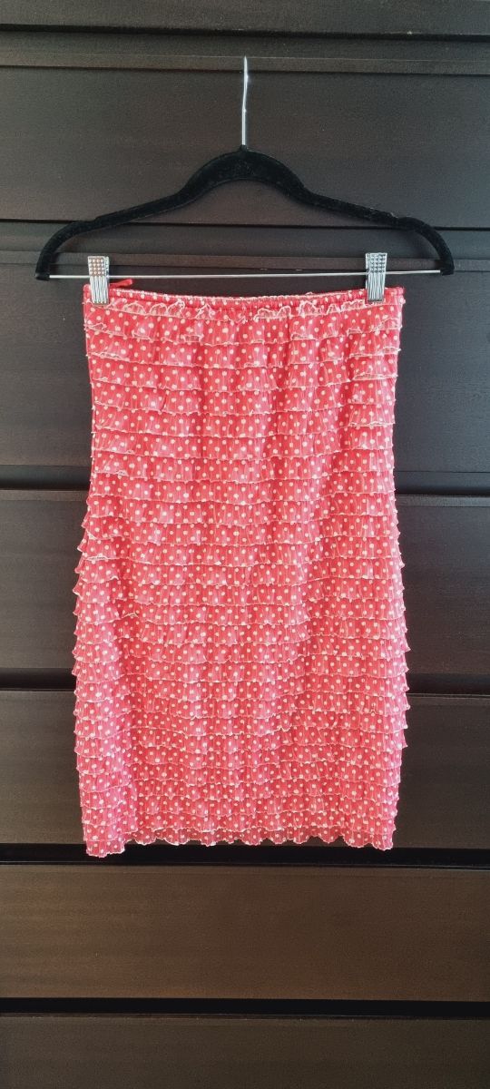 Falda con lunares y volantes color coral de Zara.