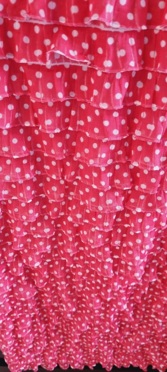 Falda con lunares y volantes color coral de Zara.