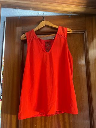 Blusa roja de verano