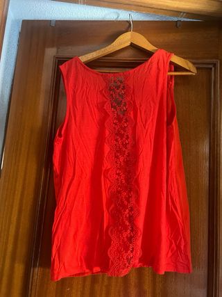 Blusa roja de verano