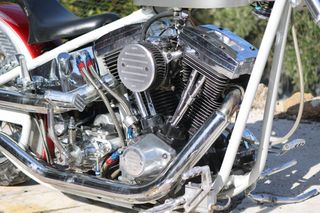 Harley Davidson Chopper roja y blanca 1340