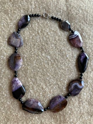 Collar de cuentas grandes en violeta y marron