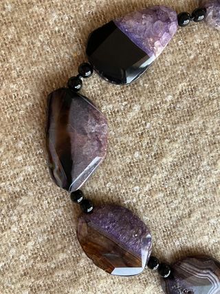 Collar de cuentas grandes en violeta y marron
