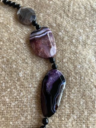 Collar de cuentas grandes en violeta y marron