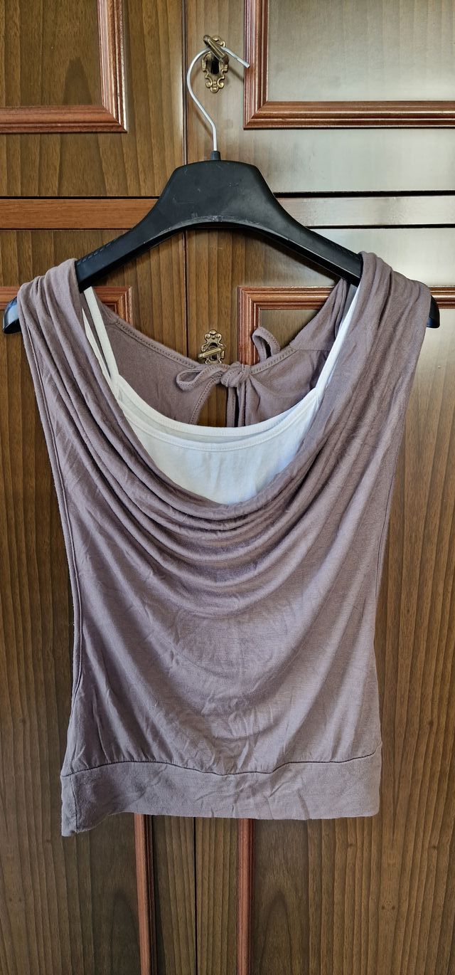 Maglietta beige con canotta bianca sotto