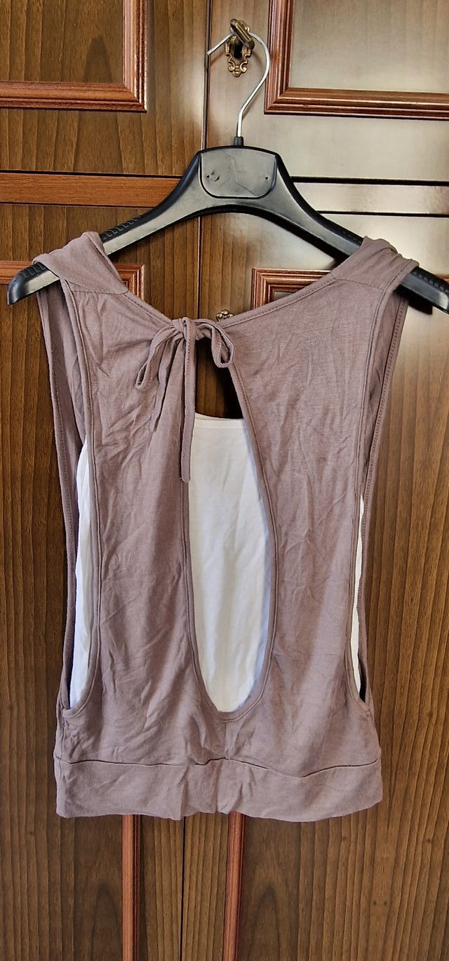 Maglietta beige con canotta bianca sotto